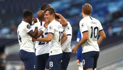  孙兴慜戴帽热刺横扫埃弗顿登顶  