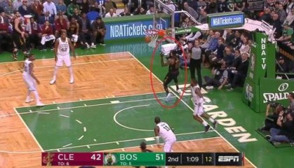  柏林联合定位球战术奏效，头槌接力攻破强敌城门