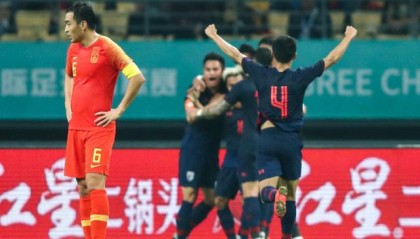  曼联争议红牌引热议，B费染红离场球队惨遭绝杀  