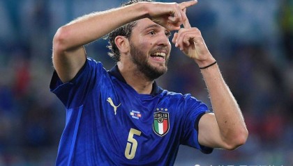  穆西亚拉梅开二度登顶射手榜首  