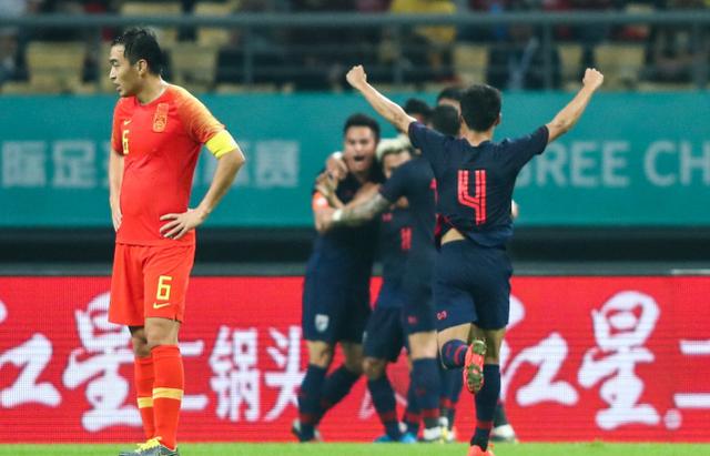  曼联争议红牌引热议，B费染红离场球队惨遭绝杀  