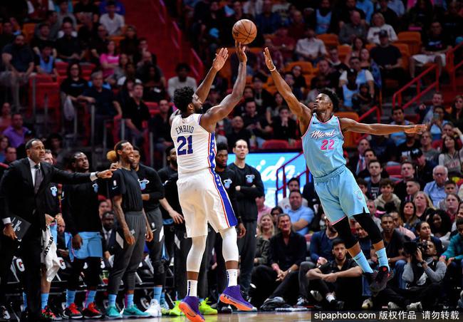  巴特勒关键球热火险胜尼克斯  