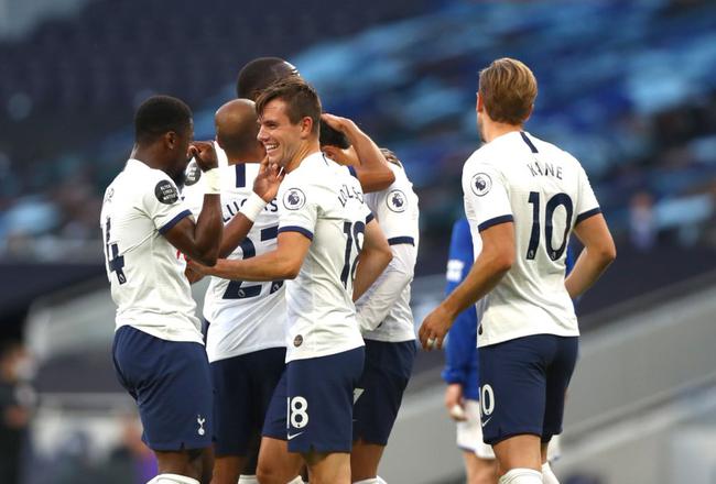  孙兴慜戴帽热刺横扫埃弗顿登顶  