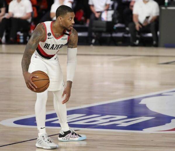  利拉德超远三分绝杀开拓者险胜湖人