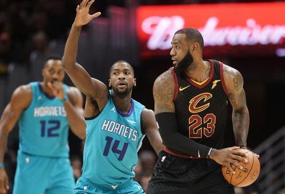  特雷杨穿针引线老鹰五人上双轻取黄蜂稳居前四